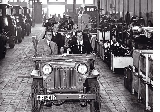 Eduardo Barreiros conduce un coche en su factoría junto al príncipe Juan Carlos. Eduardo Barreiros conduce un coche en su factoría junto al príncipe Juan Carlos.