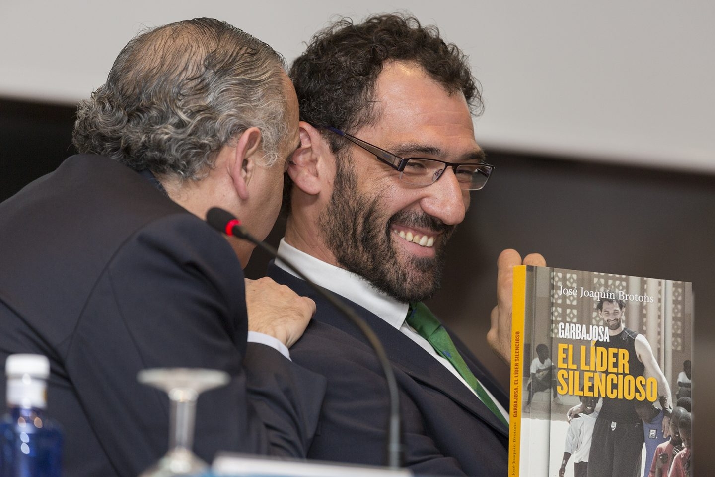 José Luis Sáez habla al oído a Jorge Garbajosa en la presentación de un libro sobre la vida de éste.