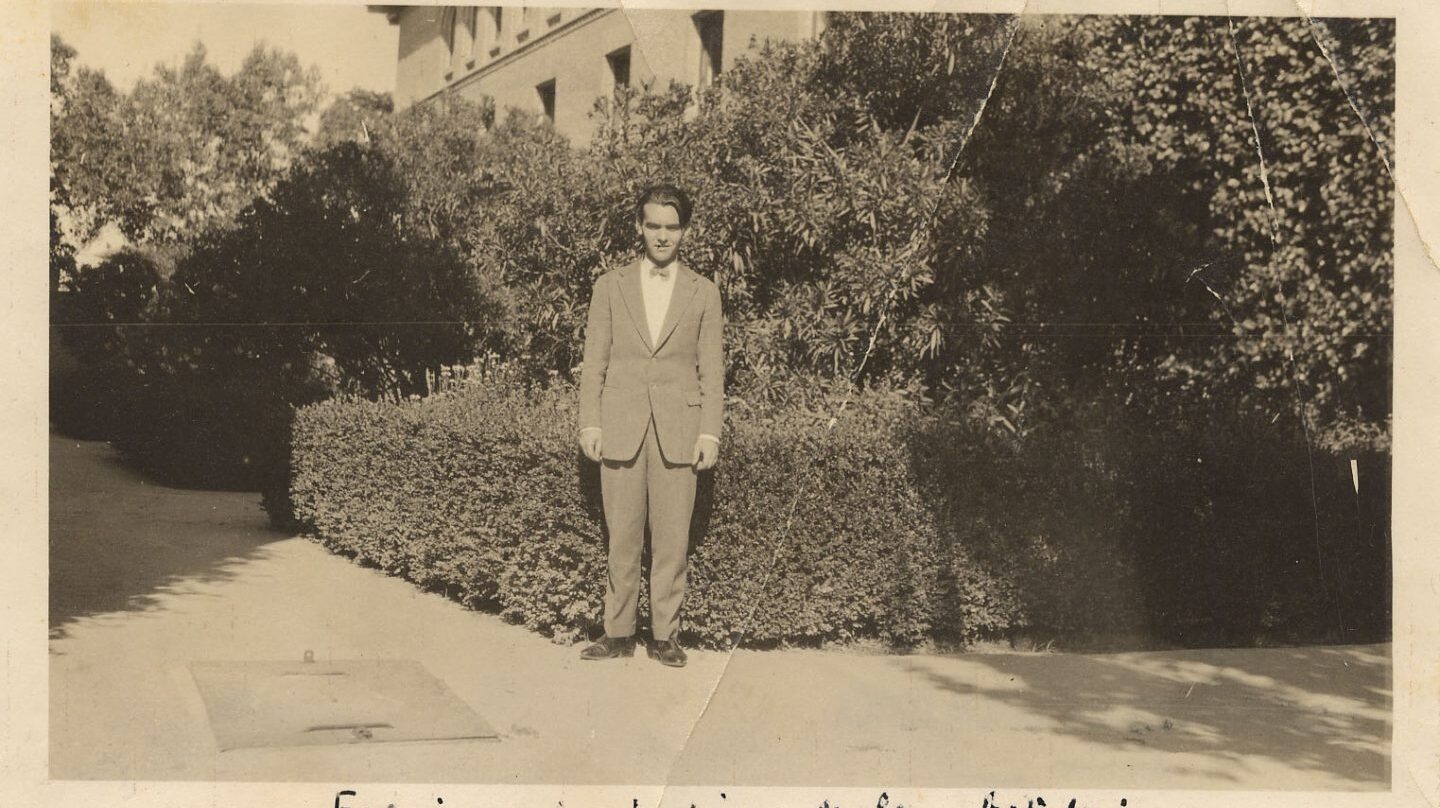 Federico García Lorca en el jardín de las adelfas de la Residencia de Estudiantes, Madrid, 1919.