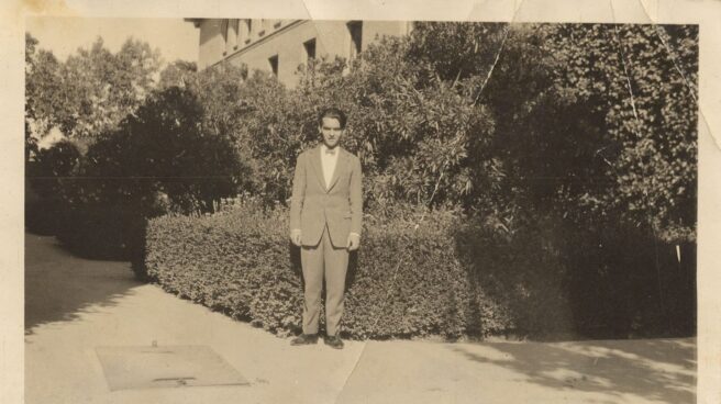 Federico García Lorca en el jardín de las adelfas de la Residencia de Estudiantes, Madrid, 1919. Federico García Lorca en el jardín de las adelfas de la Residencia de Estudiantes, Madrid, 1919.