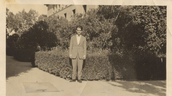 Federico García Lorca en el jardín de las adelfas de la Residencia de Estudiantes, Madrid, 1919.