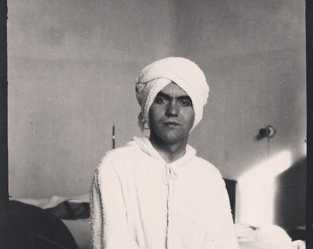 Federico García Lorca con turbante en la Residencia de Estudiantes, Madrid, 1924.
