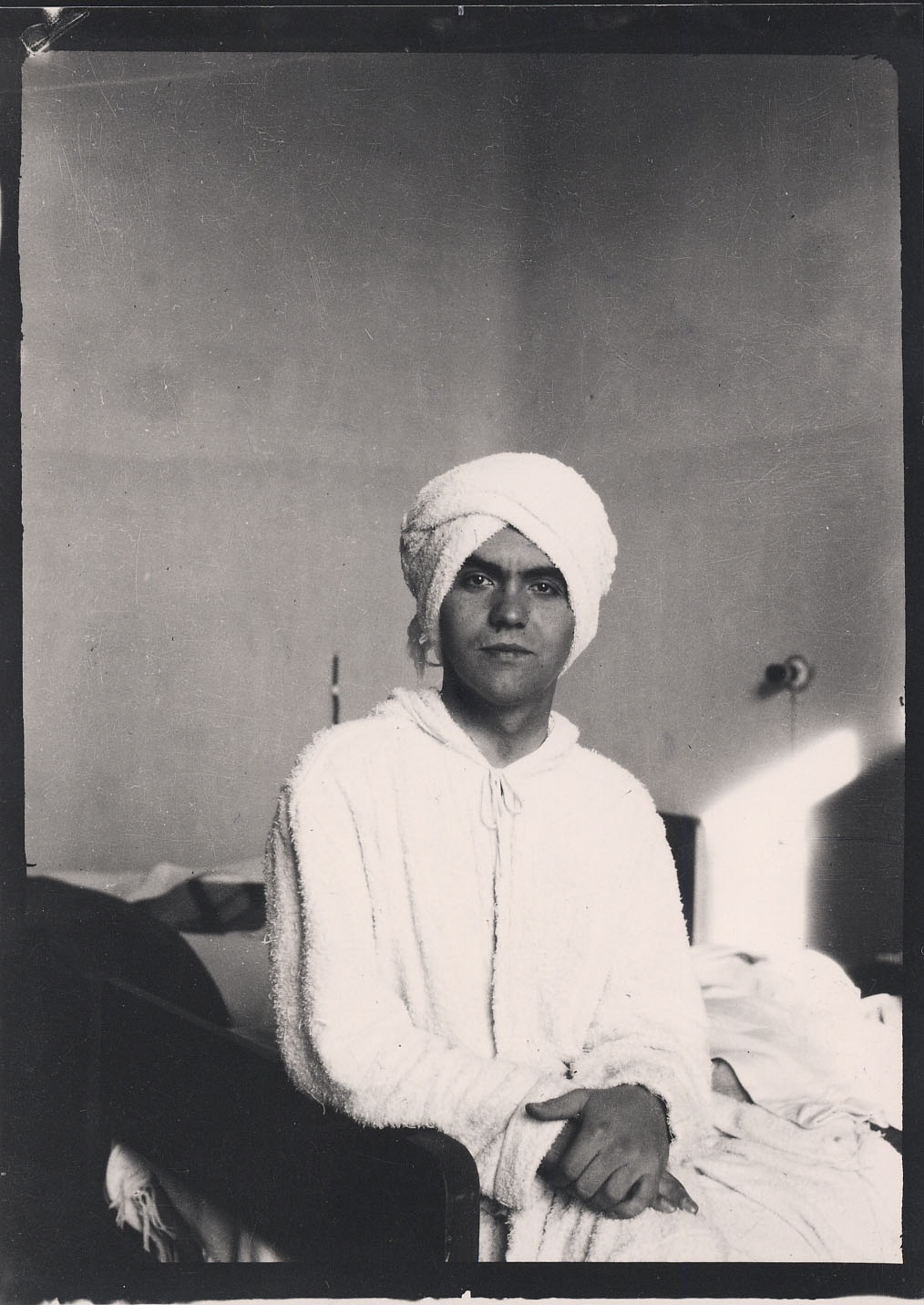 Federico García Lorca con turbante en la Residencia de Estudiantes, Madrid, 1924.