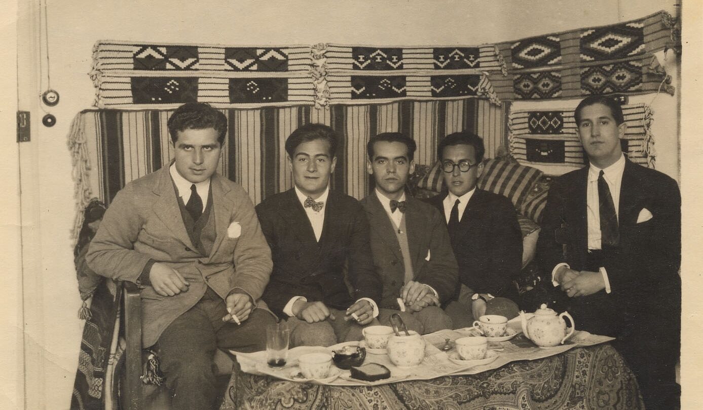 De izquierda a derecha, Louis Eaton-Daniel, Juan Centeno, Federico García Lorca, Emilio Prados y José (Pepín) Bello en una habitación de la Residencia de Estudiantes, Madrid, 1924.