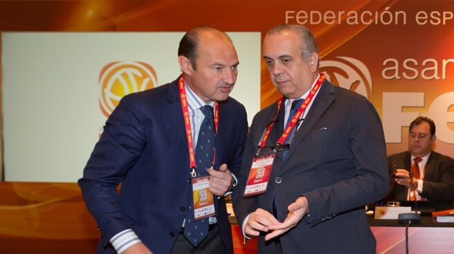 El juez que investigó a la antigua cúpula del baloncesto, inhabilitado tres años Luis Giménez y José Luis Sáez, ambos investigados en la causa, en la asamblea general de la Federación de Baloncesto de 2014.
