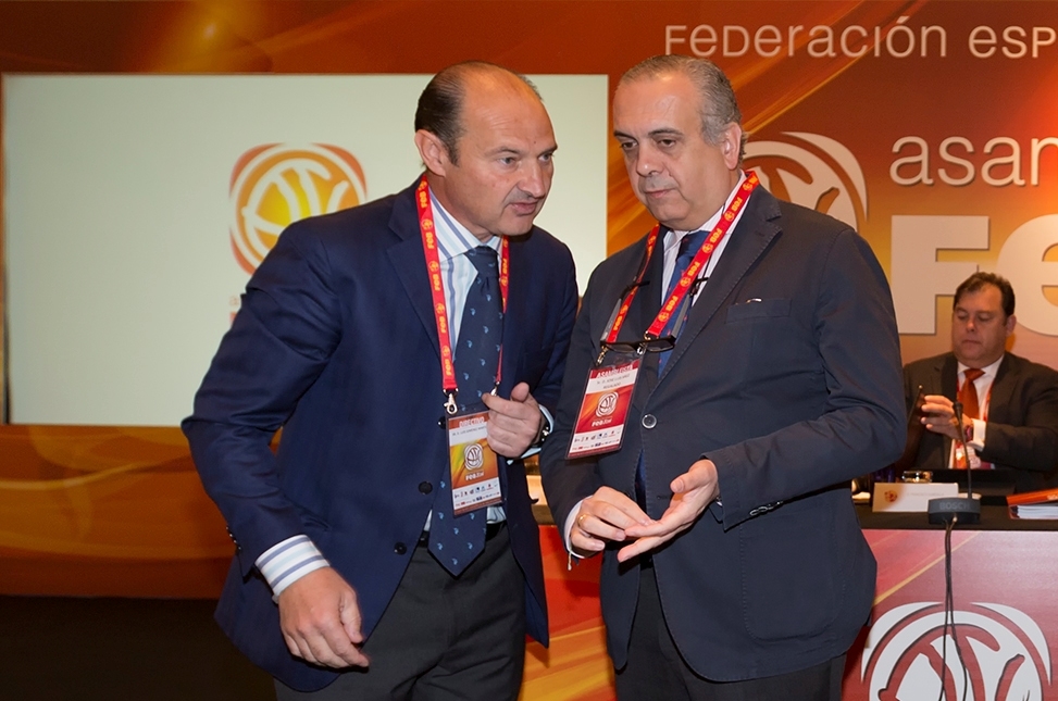 Luis Giménez y José Luis Sáez, ambos investigados en la causa, en la asamblea general de la Federación de Baloncesto de 2014.