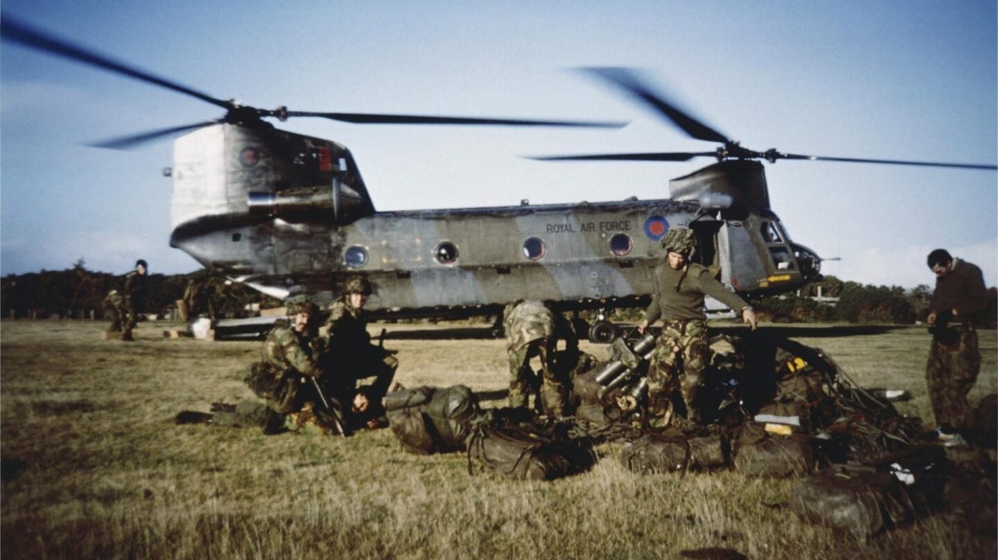 Soldados británicos esperan el visto bueno para transportar a un prisionero argentino al cuartel general el 29 de mayo de 1982.