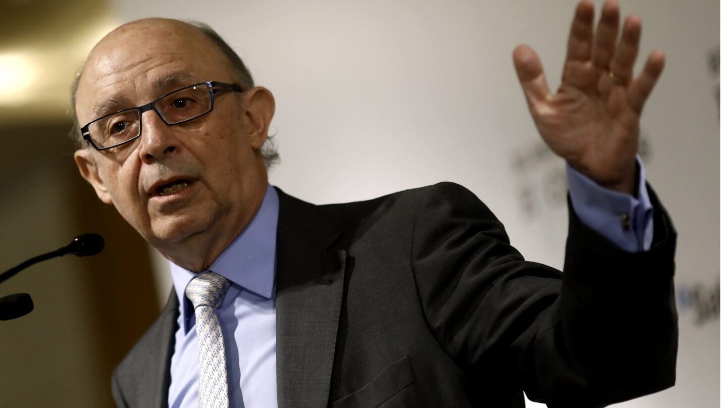 El ministro de Hacienda, Cristóbal Montoro, avanza que sancionará a las empresas morosas.