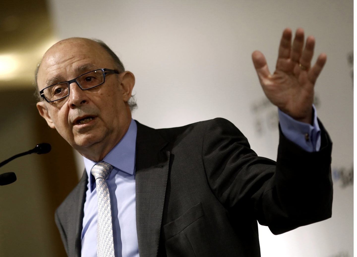 El ministro de Hacienda, Cristóbal Montoro, avanza que sancionará a las empresas morosas.