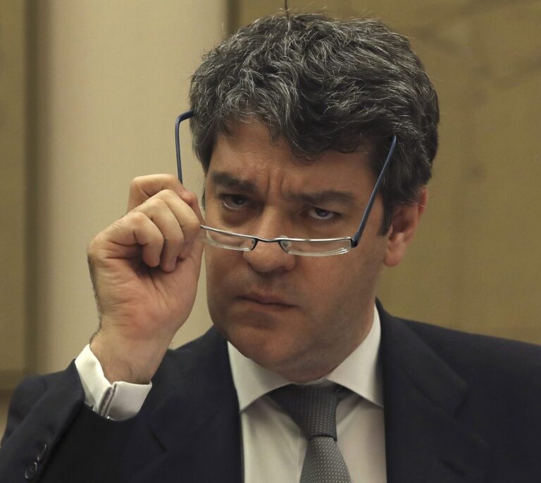 Nadal pide ayuda al Supremo y a la oposición para otra ola de recortes a las eléctricas