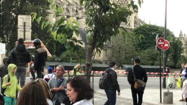 Alerta en París: un policía y su agresor, heridos; 900 personas, encerradas en Notre Dame