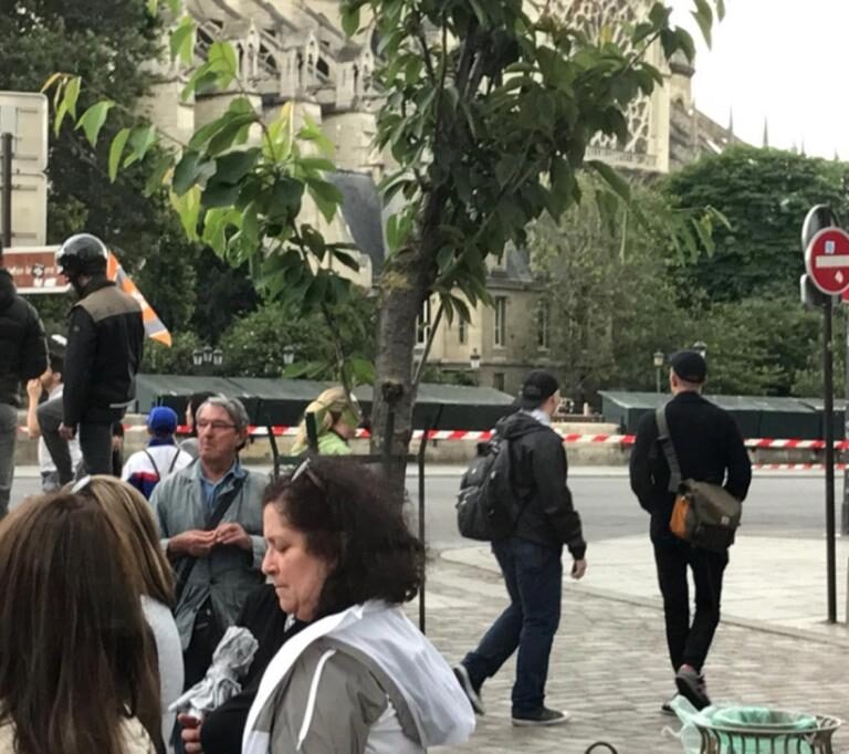 Alerta en París: un policía y su agresor, heridos; 900 personas, encerradas en Notre Dame