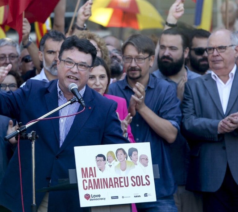 "Despropósito" y "desconcierto": primeras críticas entre los independentistas por la huida de Puigdemont