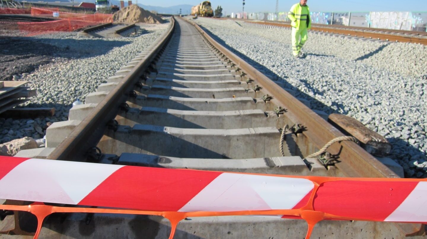 Obras en una línea de tren de alta velocidad.