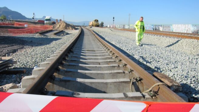 Obras en una línea de tren de alta velocidad.