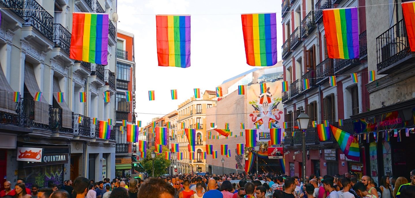 Una multitud celebra el Orgullo Gay de 2016 en el Barrio de Chueca, en Madrid.