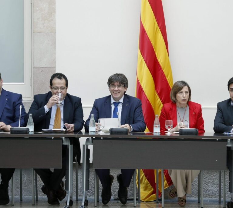Comunes y Podemos exigen a Puigdemont que explique cómo convocará el referéndum