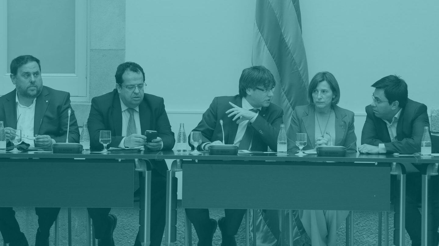 Puigdemont, en el centro de la mesa del pacto por el referéndum.