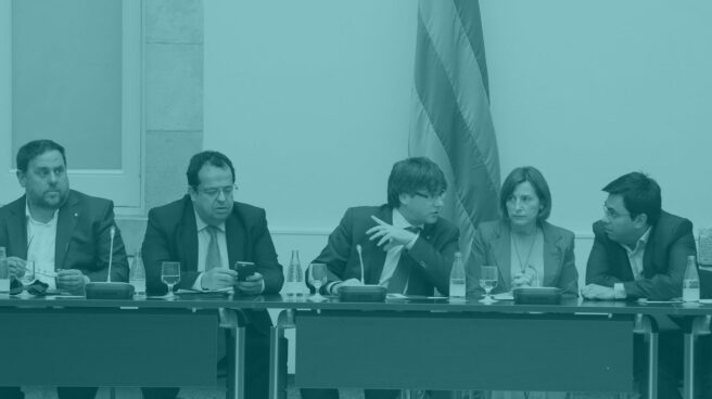 pacto-referendum Puigdemont, en el centro de la mesa del pacto por el referéndum.