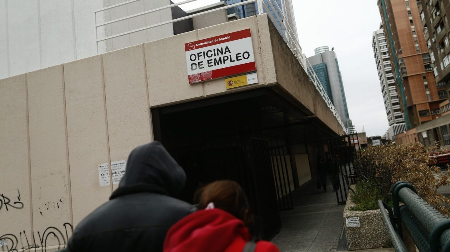 Dos desempleados camino de una Oficina de Empleo en plena crisis económica.