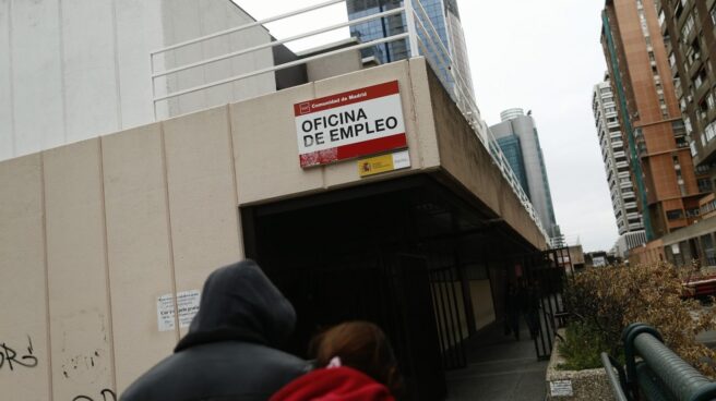 paro-crisis-horas-extra Dos desempleados camino de una Oficina de Empleo en plena crisis económica.