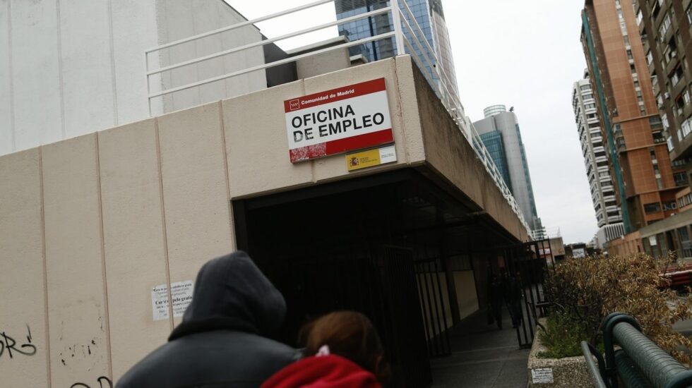 Dos desempleados camino de una Oficina de Empleo en plena crisis económica.