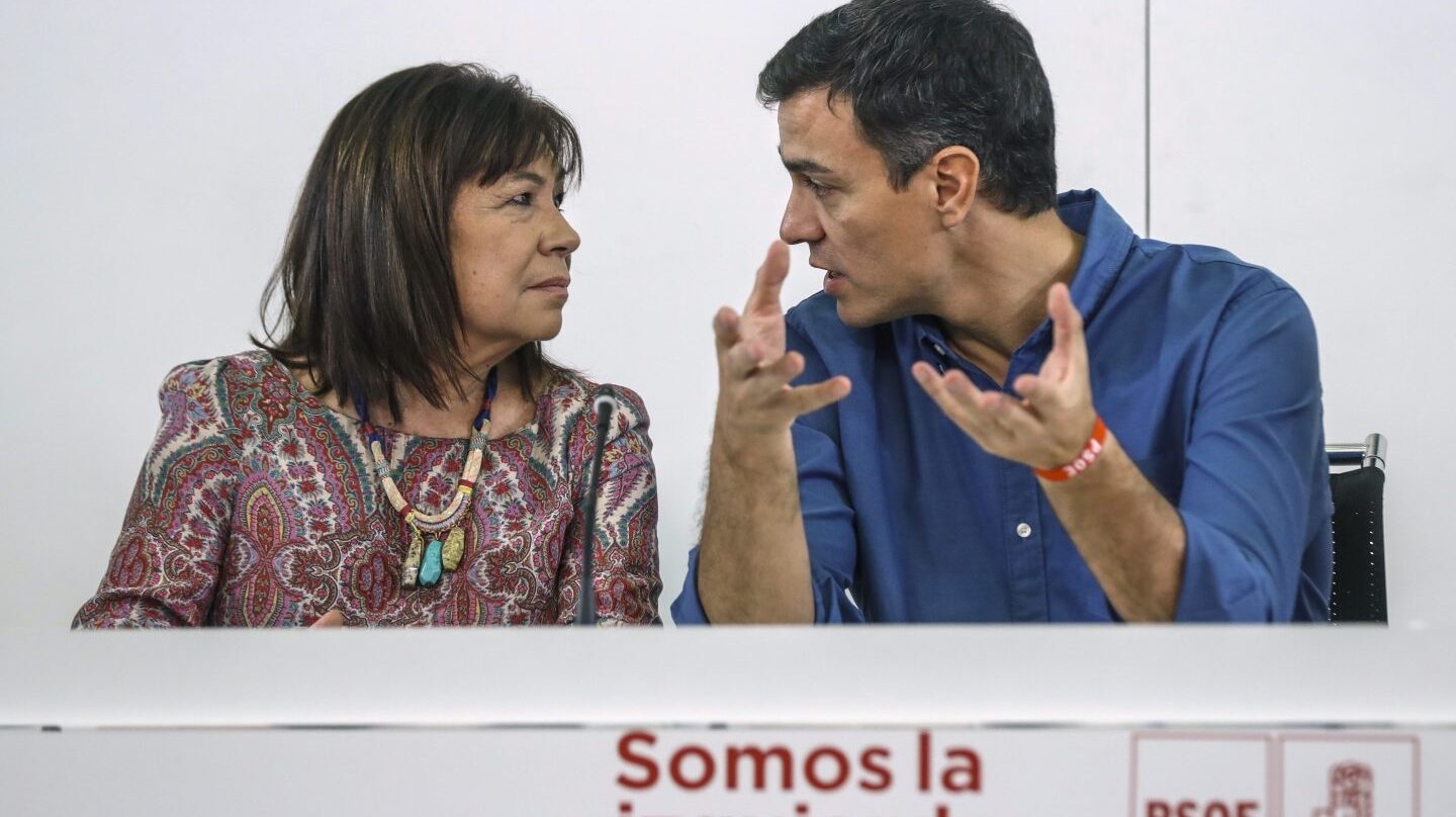 Pedro Sánchez, junto a Cristina Narbona.