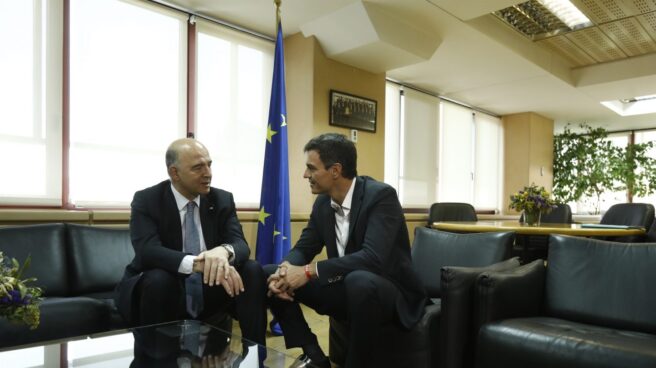 El secretario del PSOE, Pedro Sánchez, junto al comisario europeo, el socialista Pierre Moscovici.