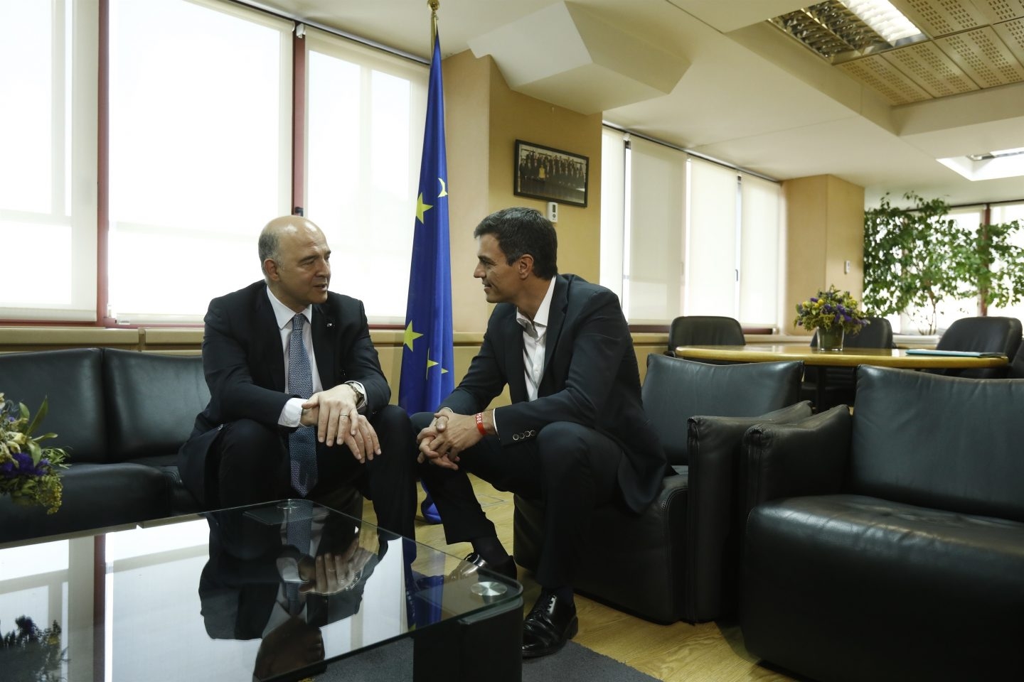 El secretario del PSOE, Pedro Sánchez, junto al comisario europeo, el socialista Pierre Moscovici.