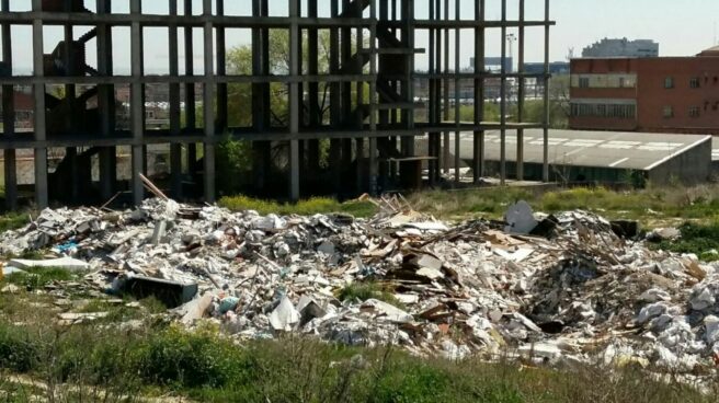 Un solar lleno de basura, en el Distrito de Fuencarral-El Pardo.