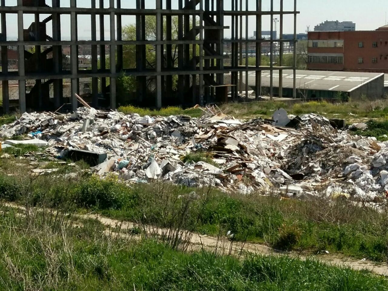 Un solar lleno de basura, en el Distrito de Fuencarral-El Pardo.