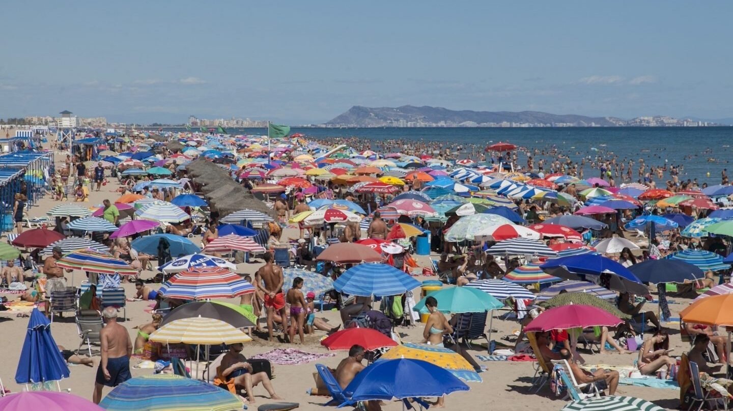 La playa de Gandía llena de turistas.