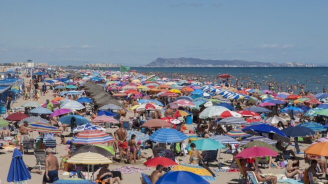 La playa de Gandía llena de turistas.