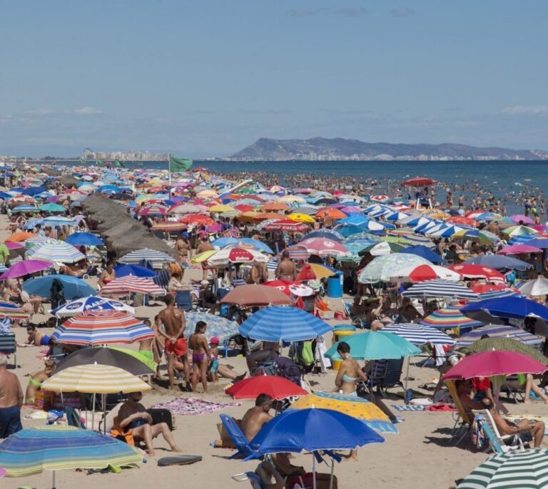 El turismo inyecta más de 60.000 millones a España por primera vez en la historia