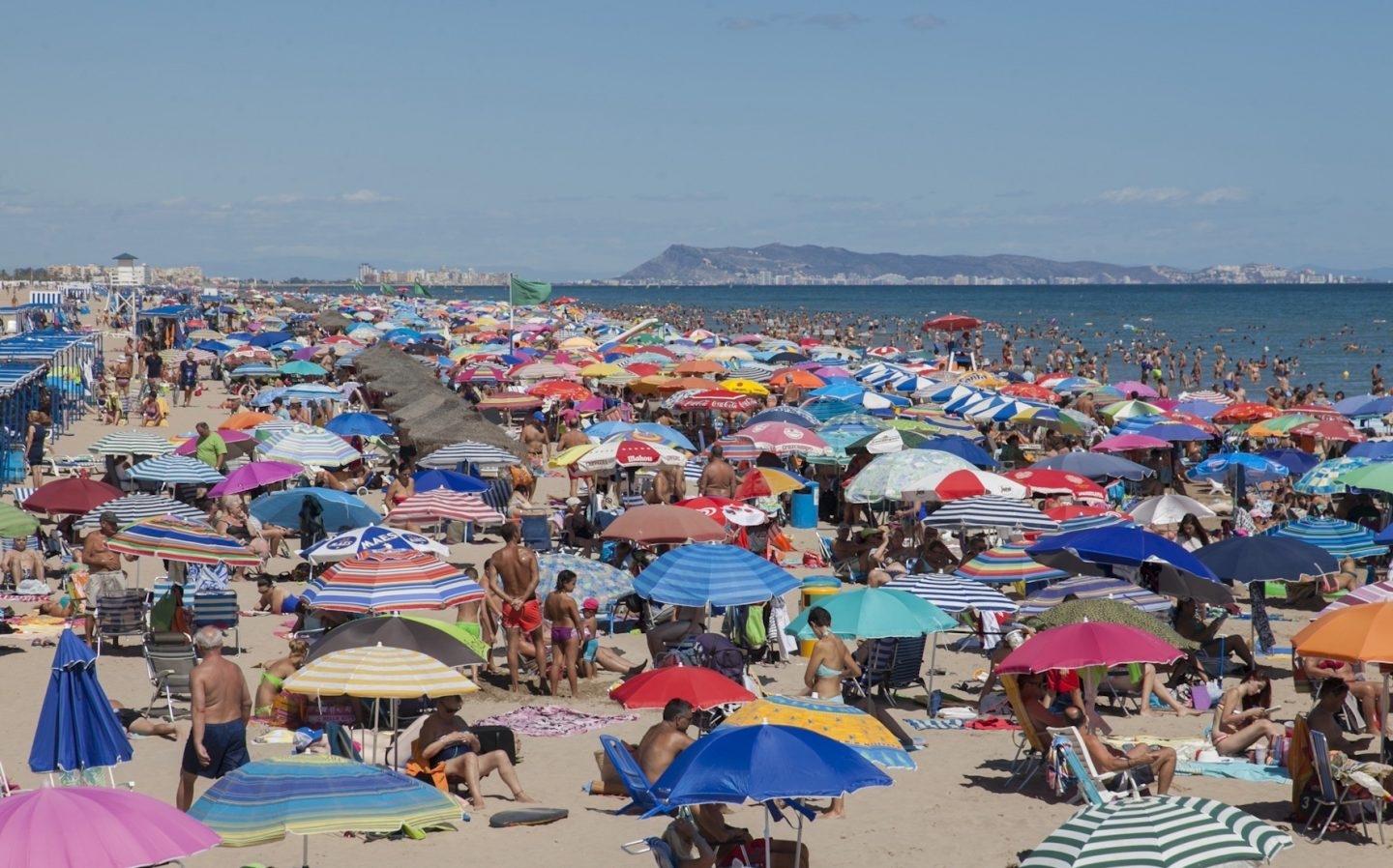 La playa de Gandía llena de turistas.