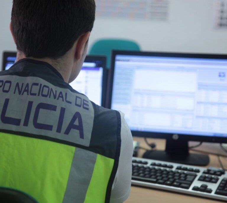 Detenidas ocho personas por acosar sexualmente a niñas menores de edad a través de Internet