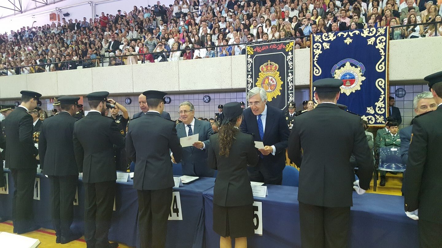 El ministro del Interior, Juan Ignacio Zoido, en la entrega de diplomas a la última promoción de policías.