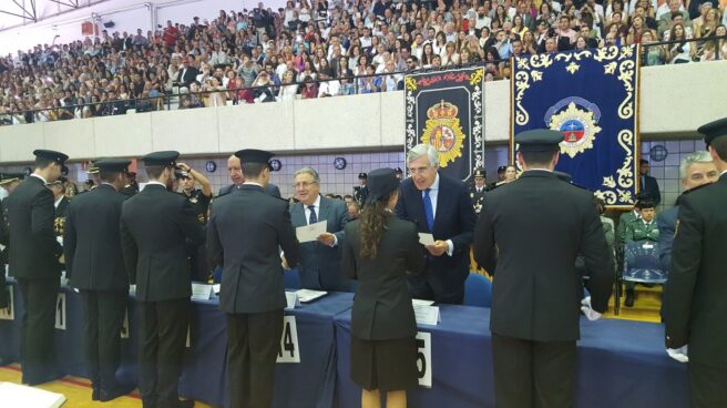El ministro del Interior, Juan Ignacio Zoido, en la entrega de diplomas a la última promoción de policías.