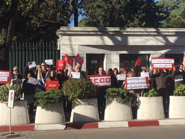 Concentraciones de empleados laborales de la embajada española en Montevideo (Uruguay).