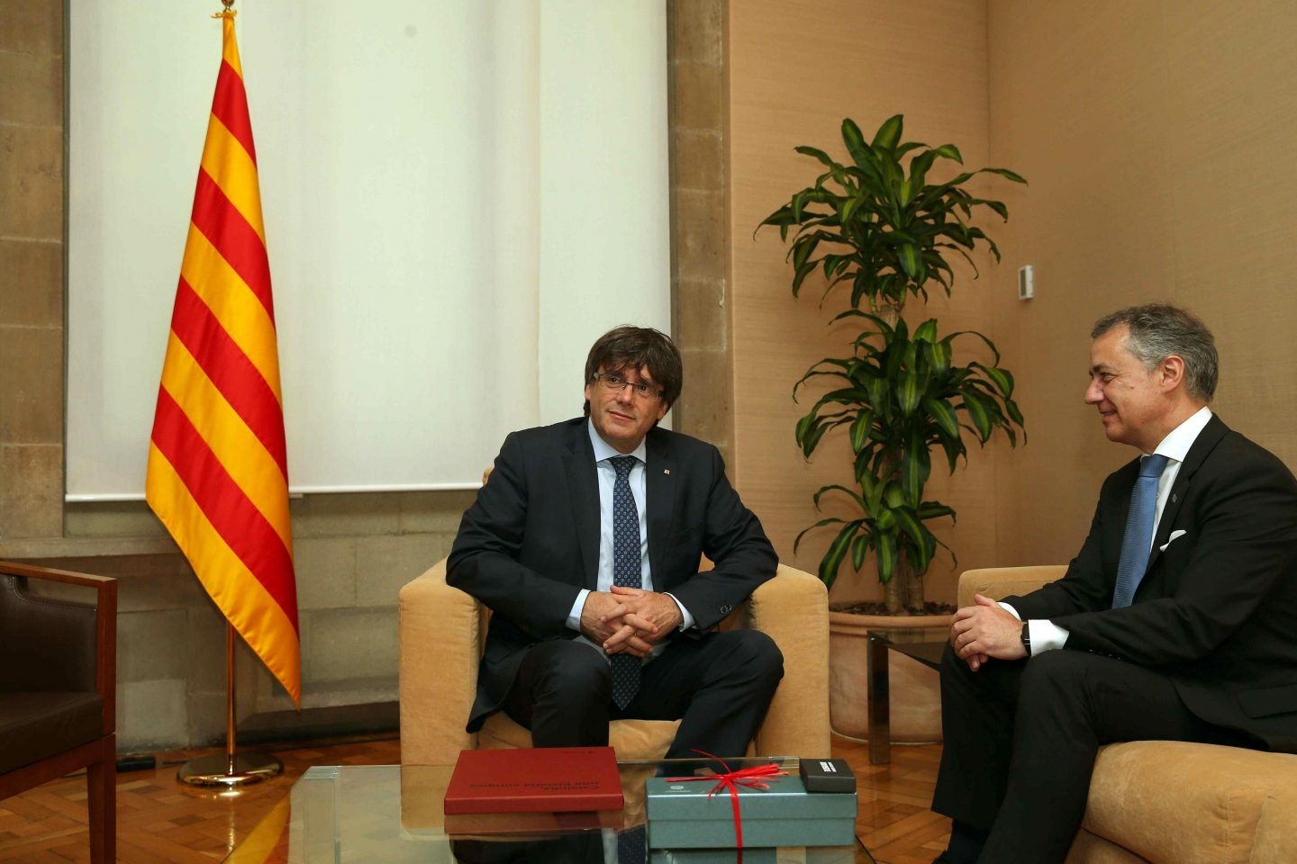 Carles Puigdemont, junto a Iñigo Urkullu.