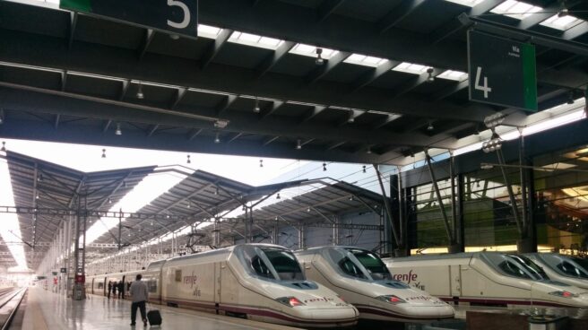 Trenes de AVE de Renfe en la estación de María Zambrano, en Málaga. Trenes de AVE de Renfe en la estación de María Zambrano, en Málaga.