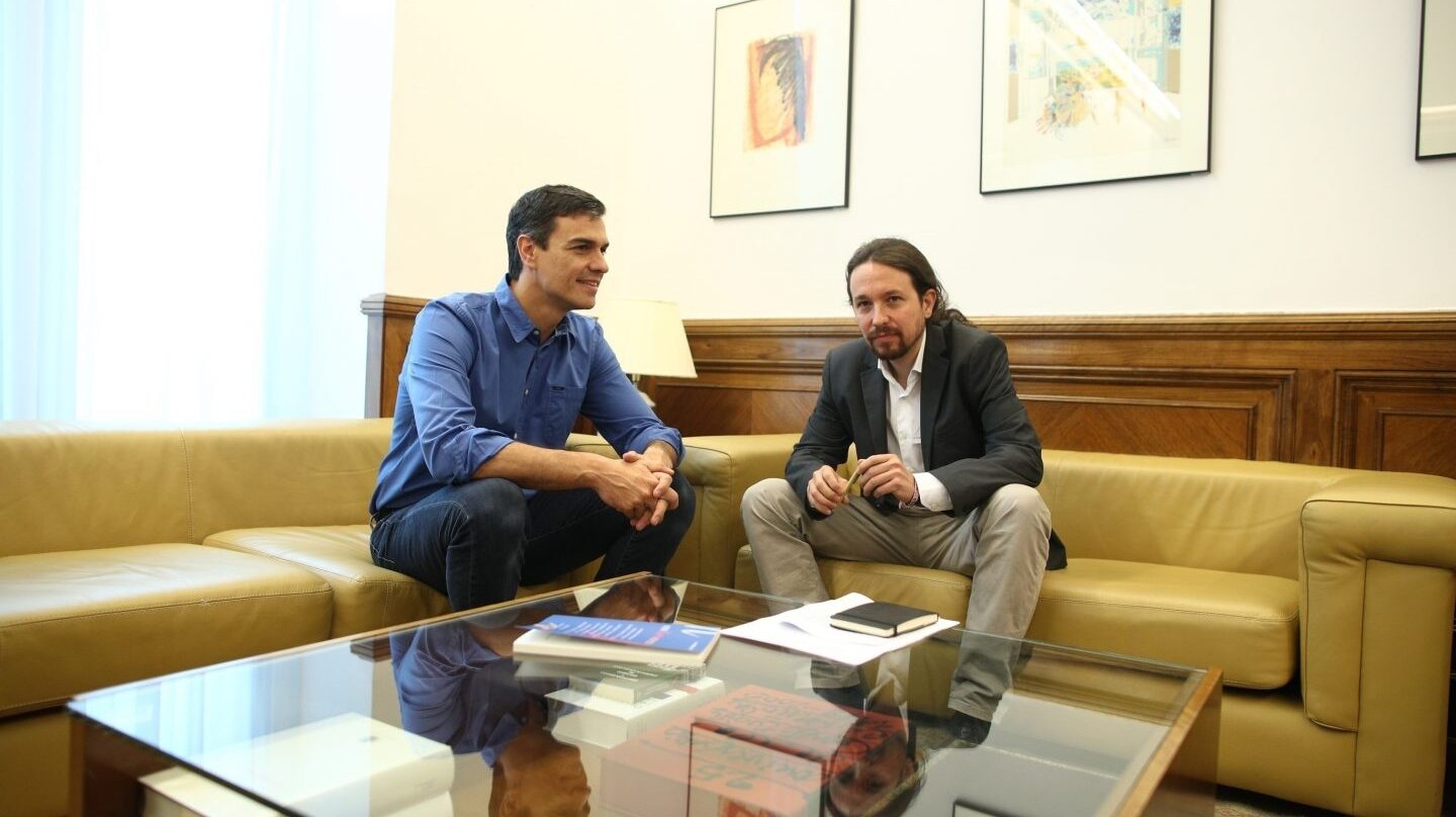 El secretario general del PSOE, Pedro Sánchez, y el líder de Podemos, Pablo Iglesias, en su reunión en el Congreso.