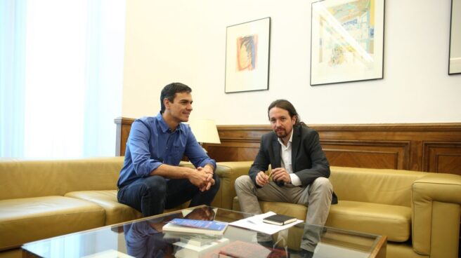 El secretario general del PSOE, Pedro Sánchez, y el líder de Podemos, Pablo Iglesias, en su reunión en el Congreso.