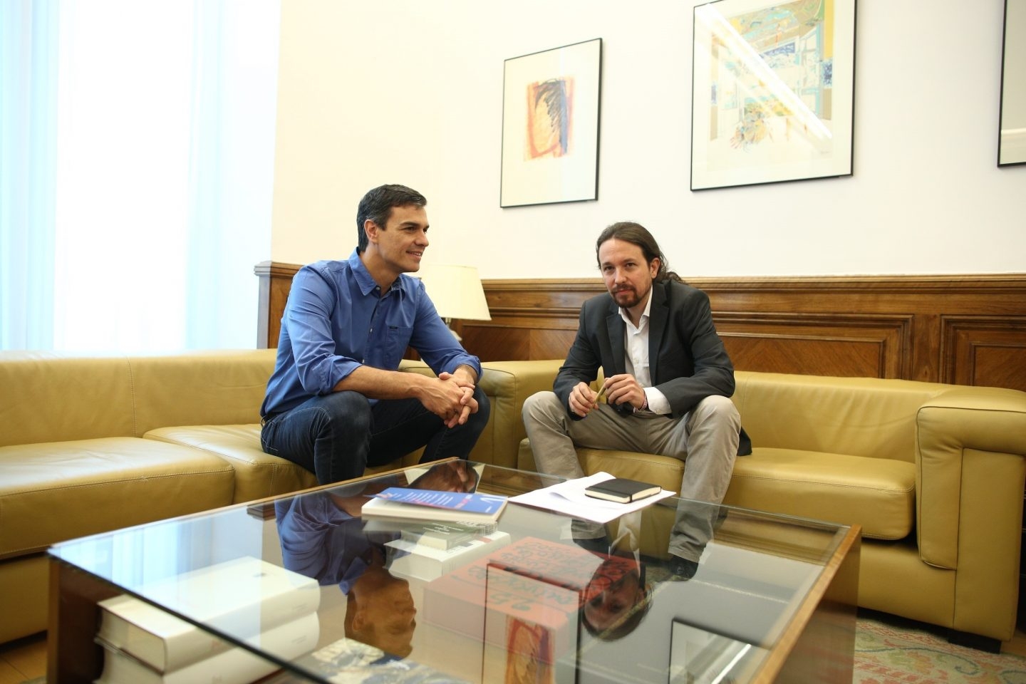 El secretario general del PSOE, Pedro Sánchez, y el líder de Podemos, Pablo Iglesias, en su reunión en el Congreso.