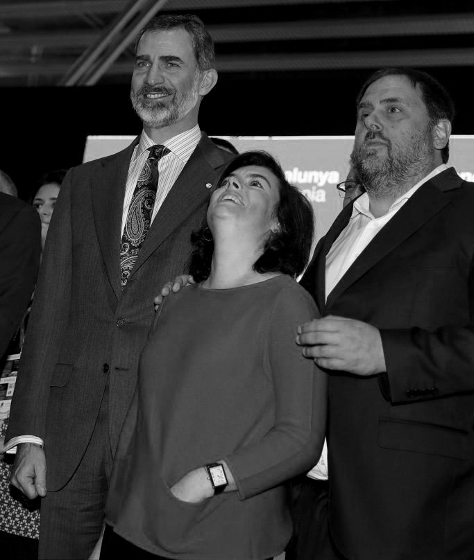 El Rey Felipe VI, Soraya Sáenz de Santamaría y Oriol Junqueras.