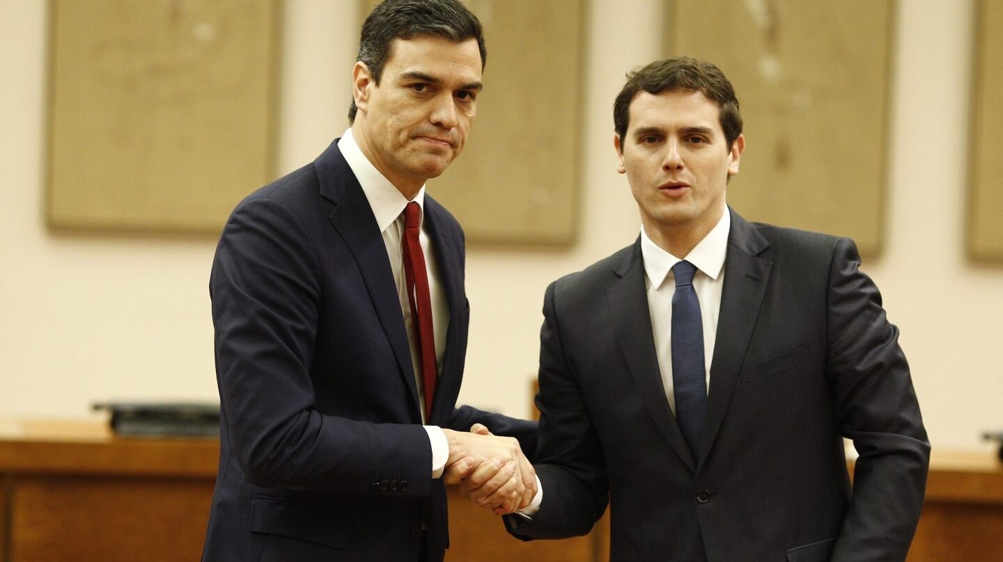 El secretario general del PSOE, Pedro Sánchez, y el líder de Ciudadanos, Albert Rivera.