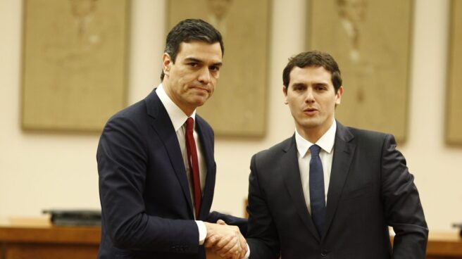 El secretario general del PSOE, Pedro Sánchez, y el líder de Ciudadanos, Albert Rivera.