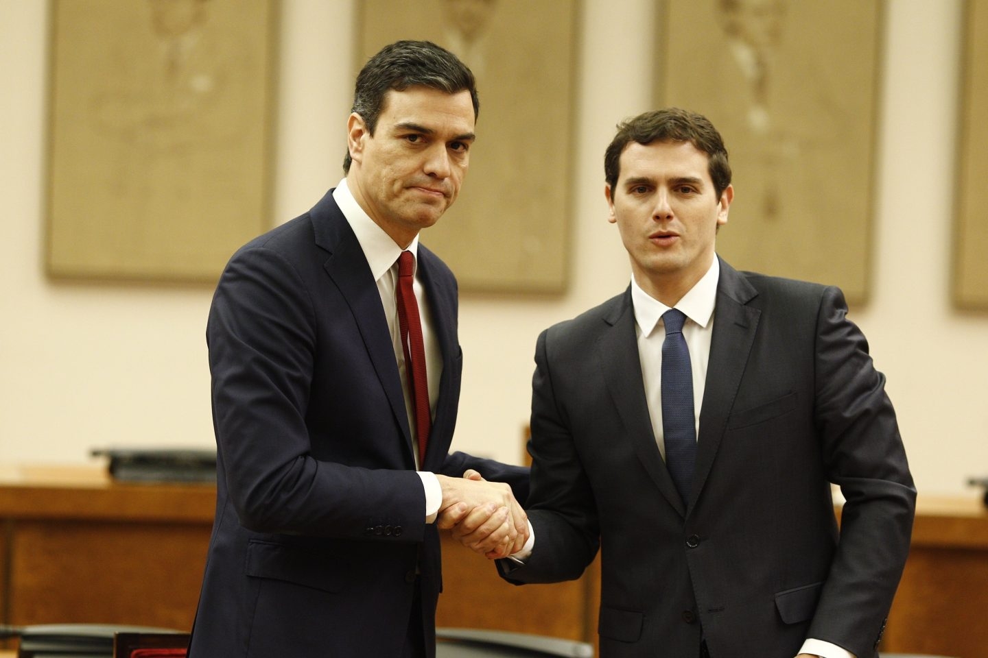 El secretario general del PSOE, Pedro Sánchez, y el líder de Ciudadanos, Albert Rivera.