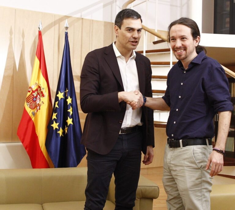 Podemos logra la foto de 'mano tendida' al PSOE tras su pacto en Castilla-La Mancha