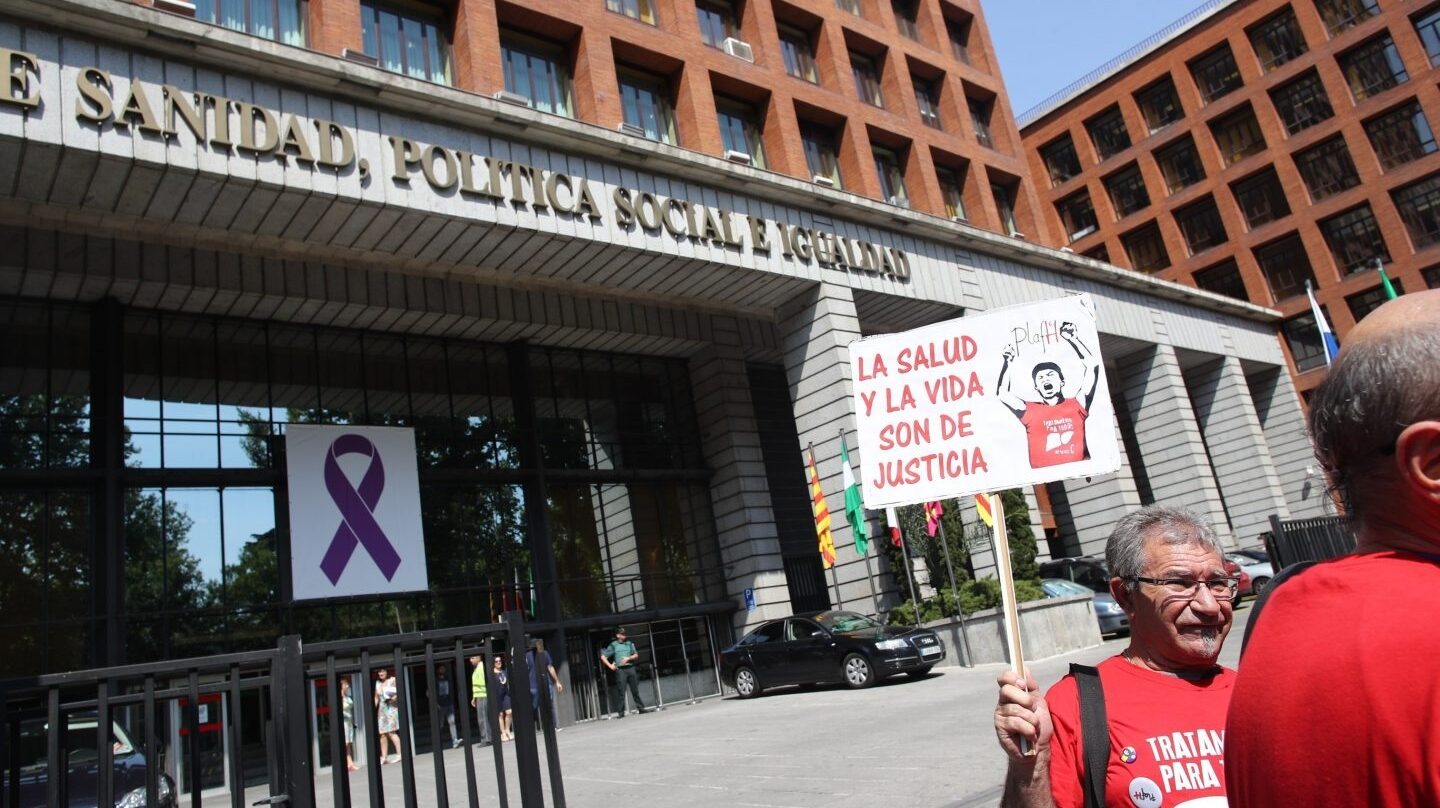 La plataforma de afectados por la hepatitis C a las puertas del Ministerio de Sanidad.